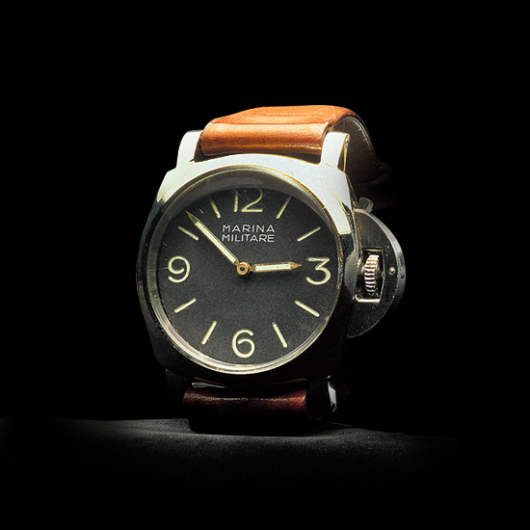 Panerai Luminors replica are famous for their tritium-based luminescence and crescent-shaped crown protection